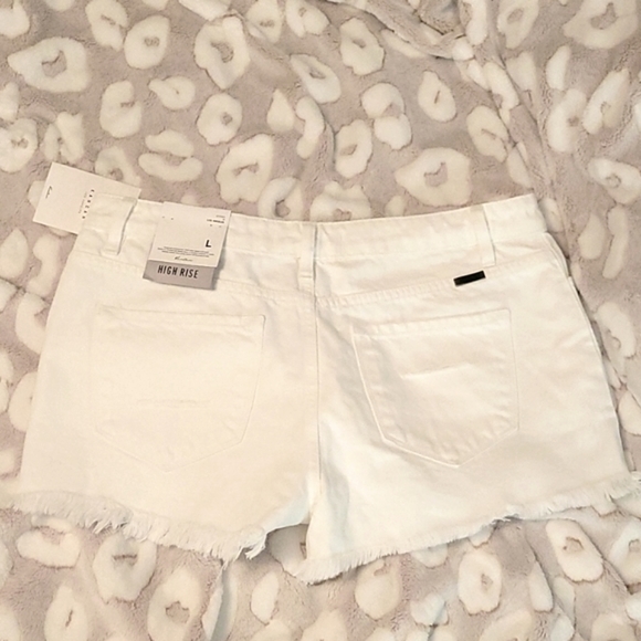 NWT KanCan mid rise Becky white shorts - Picture 3 of 5